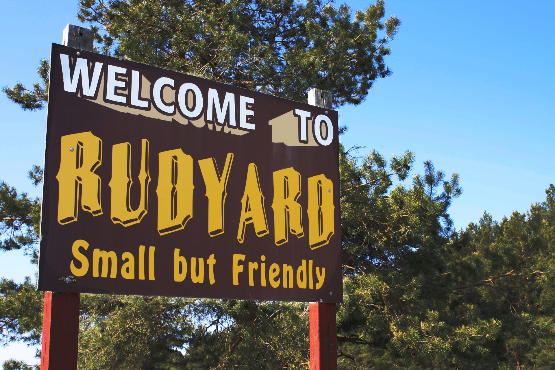 Sign that reads "Welcome to Rudyard, small but friendly"
